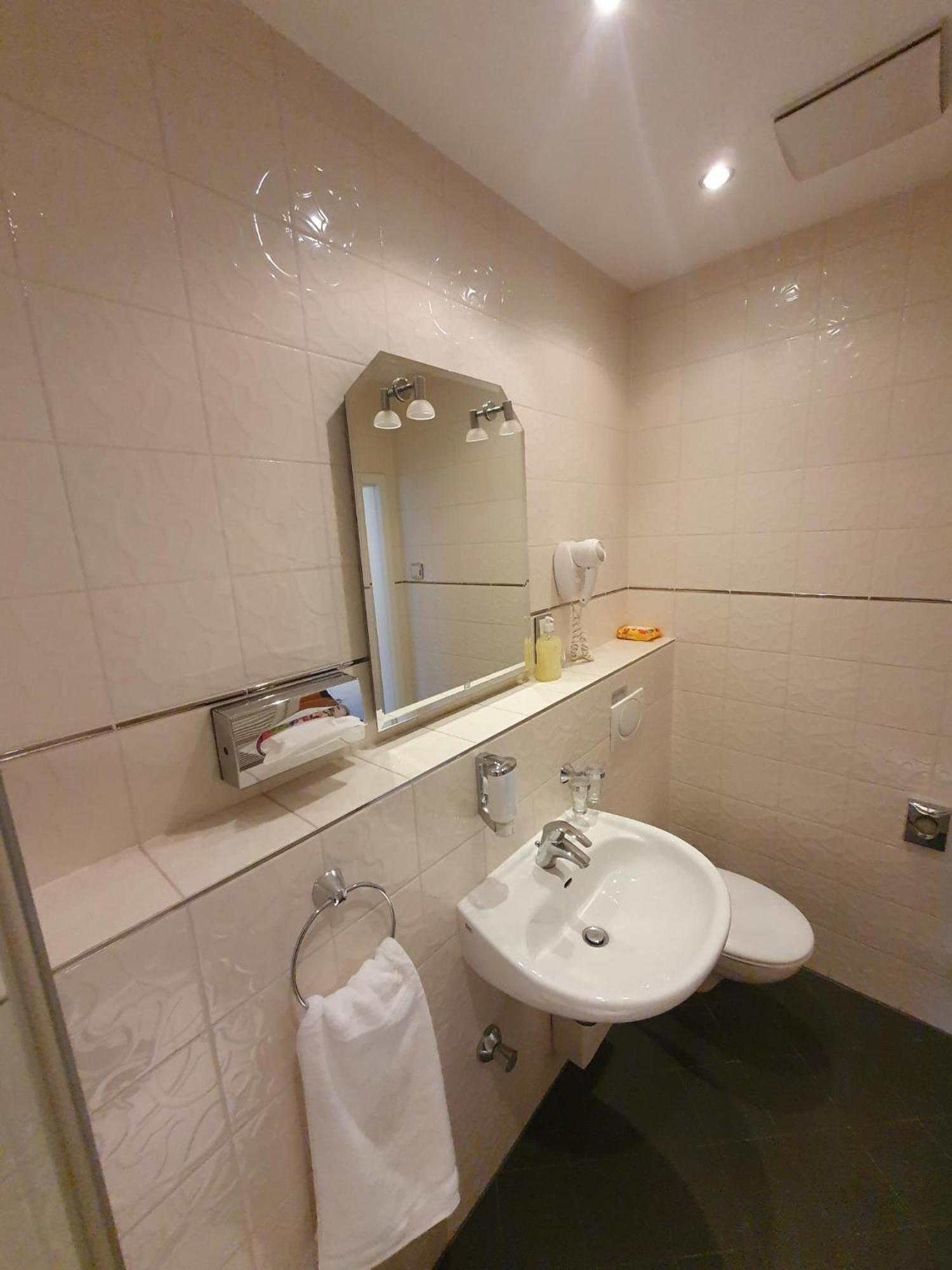 Die Villa, Zimmer 26, Dz Leverkusen Buitenkant foto